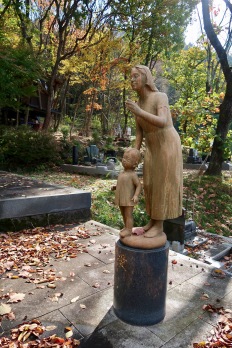 I saw this mother and child statue in the Joko-ji temple's grounds.